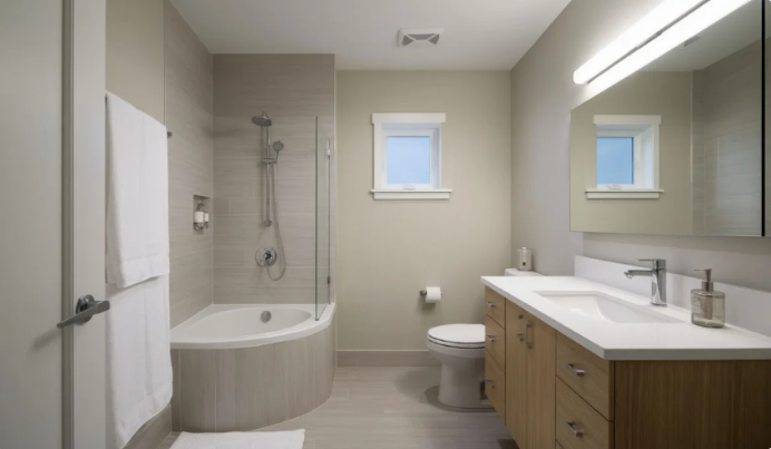 Современный тренд: почему выбирают ванную без плитки и чем её заменяют?